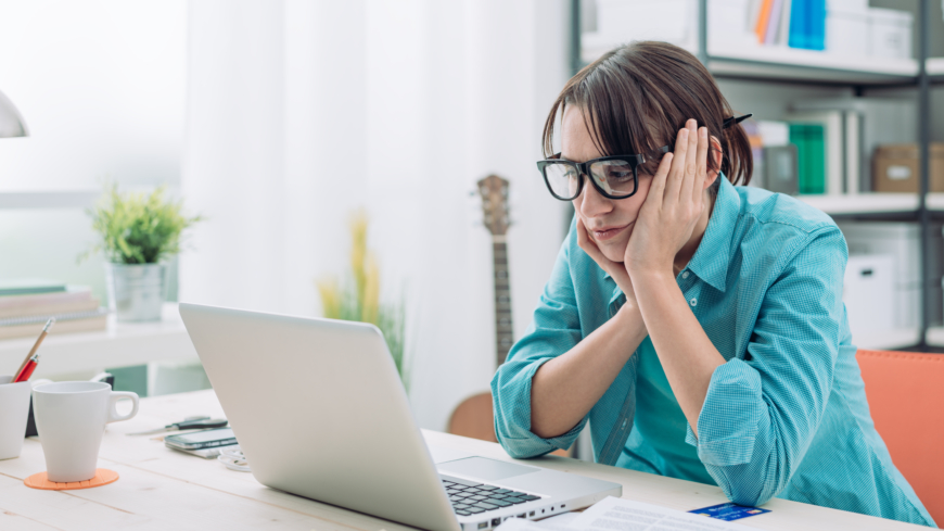 Varannan förvärvsarbetande med besvär uppger att de har sömnstörningar och känner oro eller ångest på grund av jobbet. Foto: Shutterstock